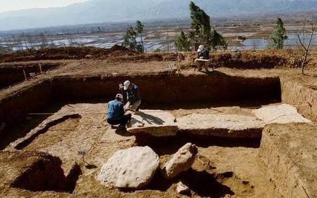 Dân làng đang xây đập bỗng mặt đất rung chuyển, hố đen lớn xuất hiện: Chuyên gia tức tốc đến, kinh ngạc nhìn vào bên trong