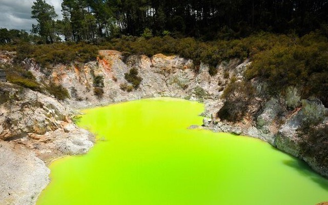 Kỳ lạ ao nước màu xanh, bốc mùi cống rãnh có tên "phòng tắm của quỷ"