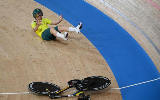 Tai nạn 'khó đỡ' tại Olympic Tokyo: Gãy tay lái khi đang đua xe