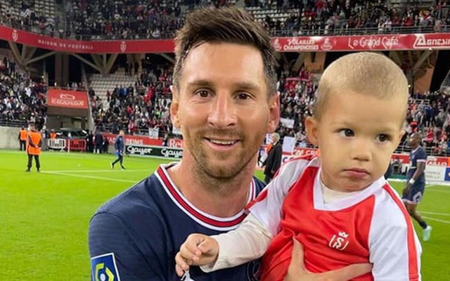 Thần tượng được săn đón: Thủ môn đội bạn nhờ Messi bế con chụp ảnh