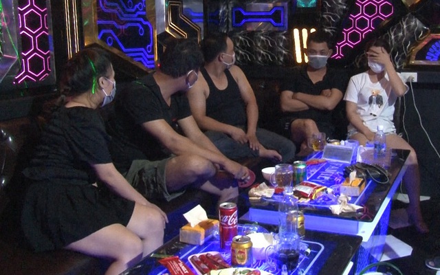 15 khách hát tưng bừng trong quán karaoke giữa mùa dịch, test nhanh có 10 người dương tính với ma tuý