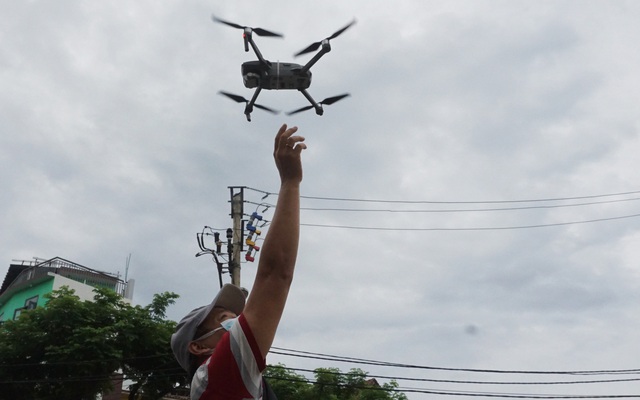 Cận cảnh flycam "tuần tra" giám sát người dân Đà Nẵng ai ở đâu thì ở đó