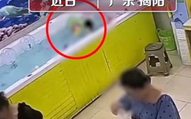 Bé gái đuối nước tử vong trong bể bơi, bố mẹ đau đớn tột cùng khi xem lại camera