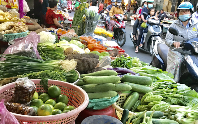 Hà Nội: Rau xanh, thực phẩm giá tăng vọt khi nhiều chợ đầu mối, siêu thị đóng cửa