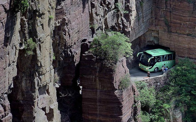 Độc đáo ngôi làng trên cao, nơi người dân tự tay đào 1,2km đường hầm xuyên núi để xuống dưới xuôi