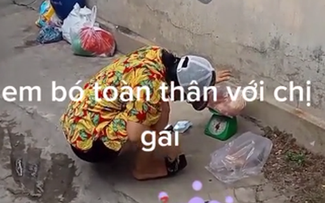 Mua thịt mùa Covid, người phụ nữ ngồi cân đi cân lại mới chịu nhận khiến nam shipper trách móc: 'Tốn thời gian quá!'