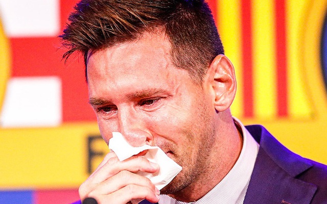 Messi khóc nức nở ngay khi bước vào buổi họp báo chia tay Barcelona