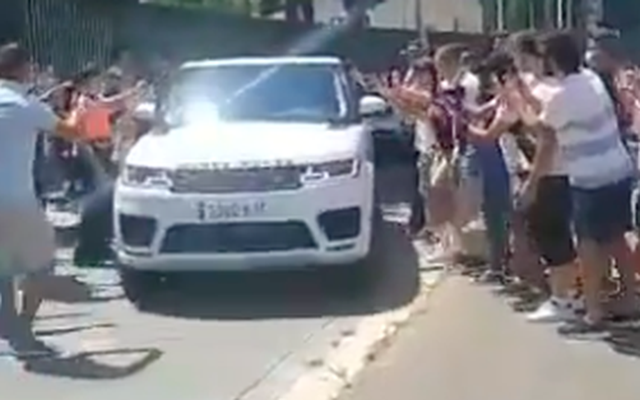 Messi lái xe chở vợ rời họp báo, fan Barca bịn rịn bám theo