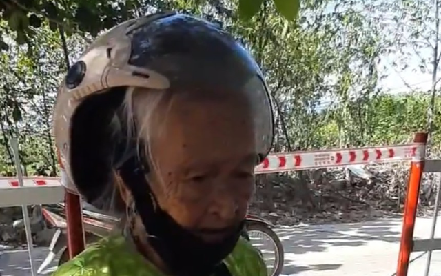 CLIP: Màn đối đáp xúc động của cán bộ trực chốt và cụ bà ở Quảng Nam