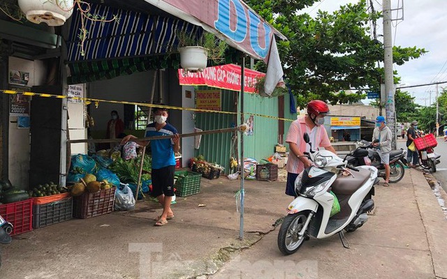 Chợ tự phát tại TPHCM lại nhộn nhịp: Khách kéo màn mua thịt, luồn dây chọn rau