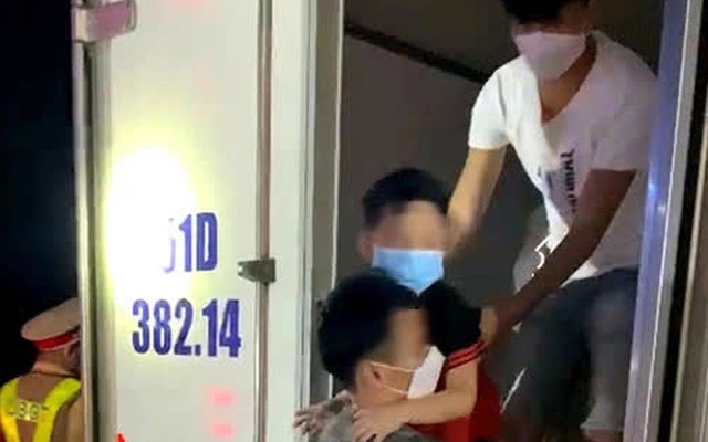 Bất ngờ phát hiện 15 người trong thùng xe đông lạnh ở Bình Thuận, một số có dấu hiệu khó thở