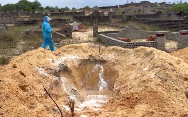 Bí thư, Chủ tịch, uỷ viên thường vụ xã khiêng người quá cố do Covid-19 đi mai táng