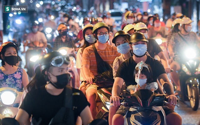 Người Hà Nội đổ ra chật đường trong ngày đầu nới lỏng giãn cách: Tại sao người ta thích ra đường giữa đại dịch?