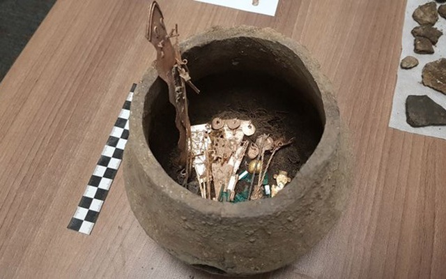 Tìm thấy bình gốm đầy đá quý trong ngôi đền ở Colombia