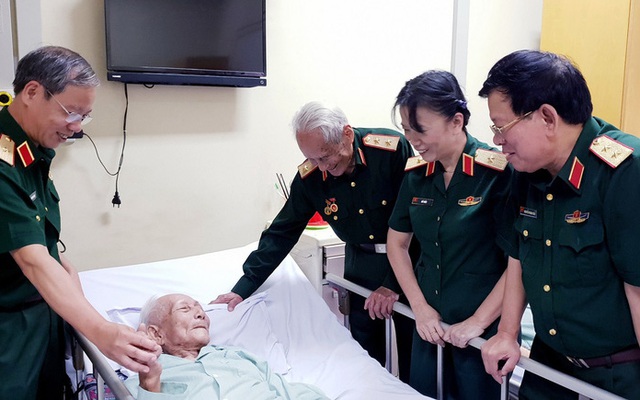 4 vị tướng cúi đầu bên giường một vị trung tá - Những nốt nhạc cuối của "Hùm xám đường số 4" Đặng Văn Việt
