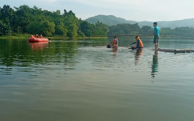 Lật nhà bè ở Thanh Hoá, 7 người bơi được vào bờ, 2 người đuối nước