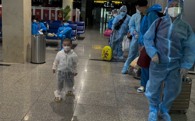 Phát hiện F0 trên chuyến bay chở trẻ em, bà bầu, người già... từ vùng dịch về Bắc Giang