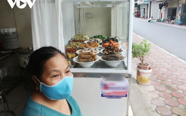 Quán ăn ở “vùng xanh” Hà Nội được mở lại, bán hàng mang về