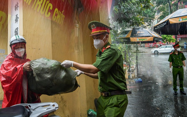 Hà Nội: Người thân đội mưa tầm tã tiếp tế cho khu phong toả hơn 1.200 dân chợ Đại Từ