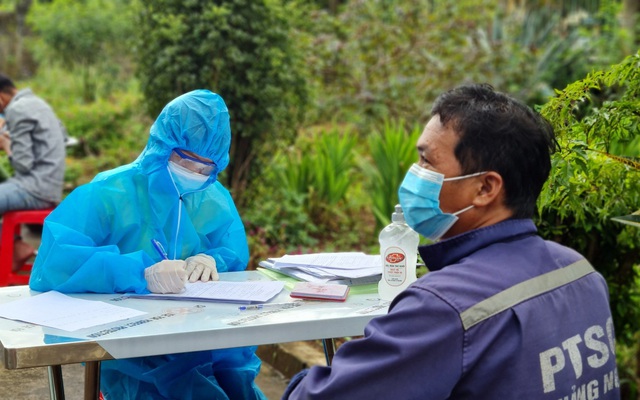 Không có bằng, nam thanh niên vẫn lái ô tô chở "chui" 13 công nhân trong thời gian giãn cách xã hội