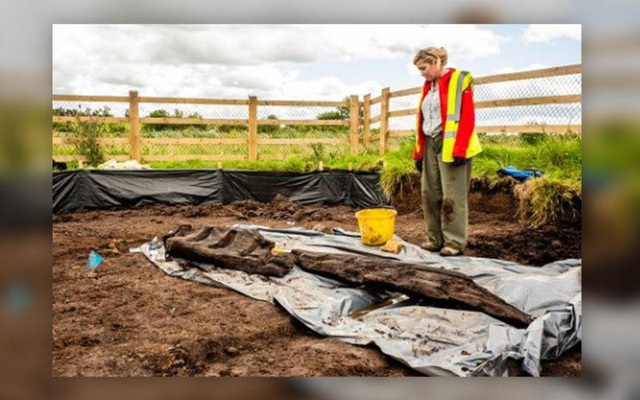 Khai quật được thần tượng ngoại giáo 1.600 năm trong vũng lầy ở Ireland