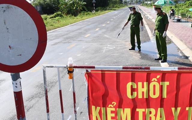 Lĩnh 15 tháng tù vì đánh tổ kiểm soát chống dịch Covid-19