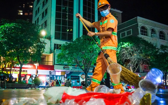 Hơn 4 tấn rác thải ngập trắng phố đi bộ Nguyễn Huệ sau đêm Countdown rực rỡ