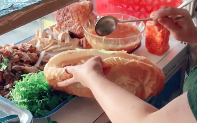 Xôn xao ổ bánh mì 20k to gấp 3 lần bánh mì Huỳnh Hoa, dân mạng nhao nhao hỏi: "Chủ tiệm bán vì đam mê à"?