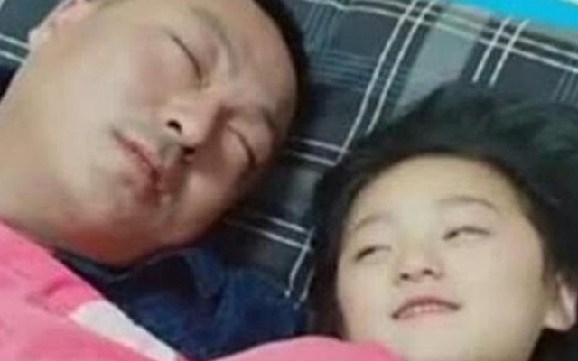 Ông bố đơn thân cho con gái học cấp 3 ngủ chung từ bé, đến khi thấy 1 thứ trong cặp liền hoảng hốt cho con ngủ riêng ngay