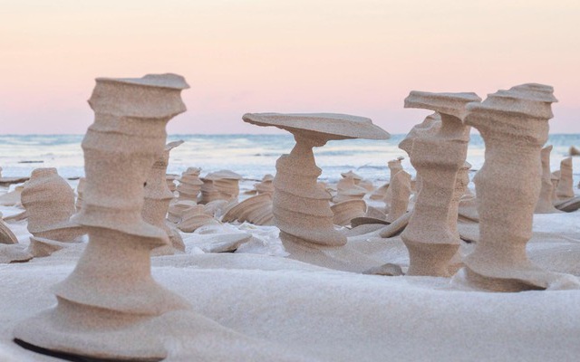 Bí ẩn những vật thể lạ bằng cát nằm ngổn ngang bên bờ hồ Mỹ
