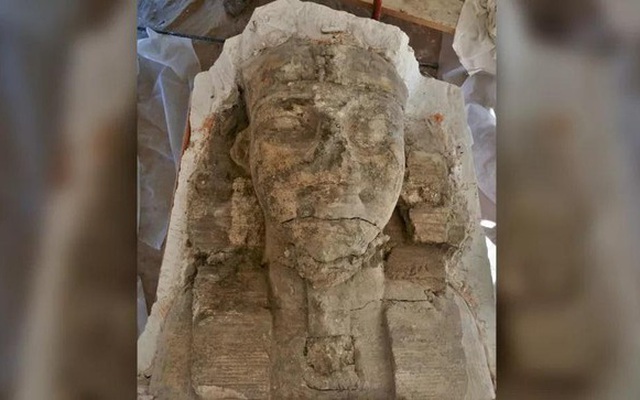 Tìm thấy 2 tượng nhân sư khổng lồ tại ngôi đền Ai Cập cổ đại