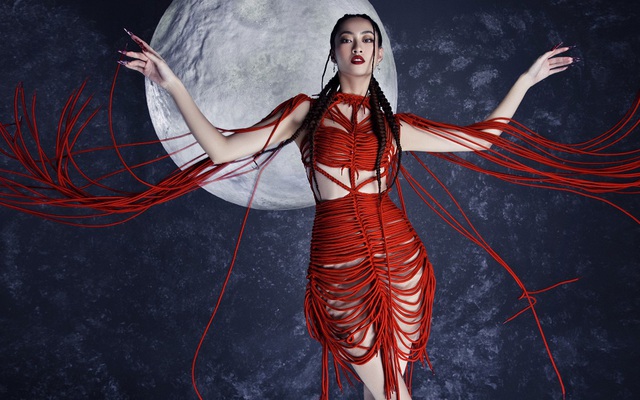 Hoa hậu Lương Thuỳ Linh mặc đầm kết từ 200 sợi dây đỏ