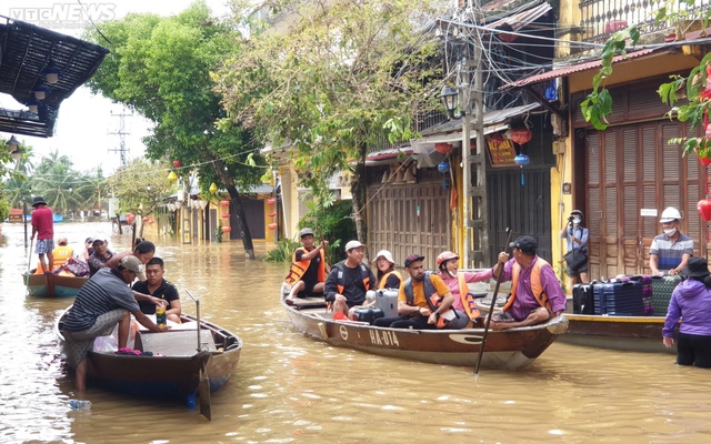 Phố cổ Hội An chìm trong biển nước, du khách lưu trú khu An Hội khăn gói sơ tán