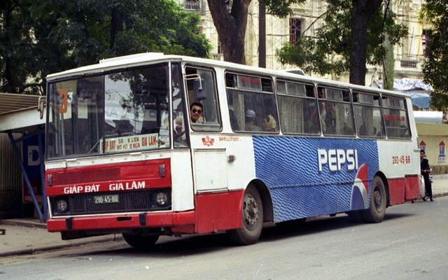 Chùm Ảnh: Hà Nội cũ cùng các mẫu xe bus KAROSA những năm 1990