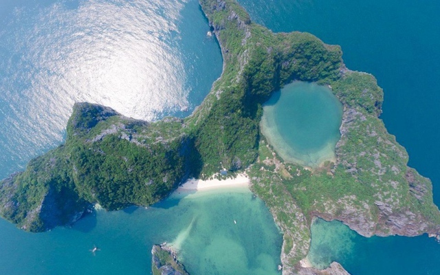 Vẻ đẹp nguyên sơ, ít người đặt chân đến ở ‘mắt rồng’ giữa lòng vịnh Hạ Long