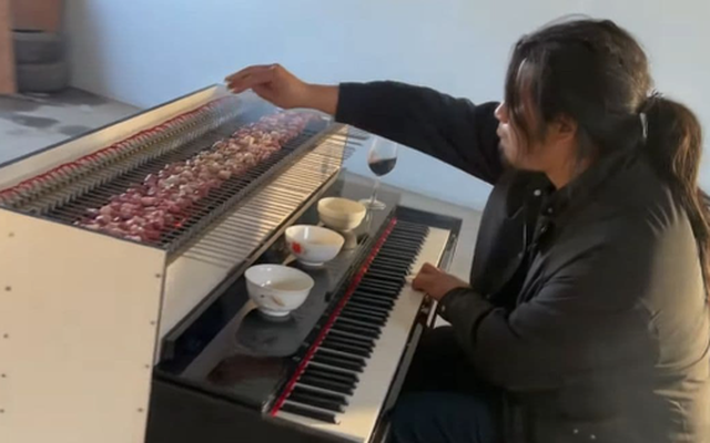 Chàng trai chế xe thịt nướng kiêm đàn piano độc đáo, vừa ăn vừa chill âm nhạc