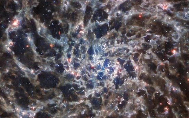Kính viễn vọng James Webb tiết lộ 'bộ xương' một thiên hà xa xôi tuyệt đẹp