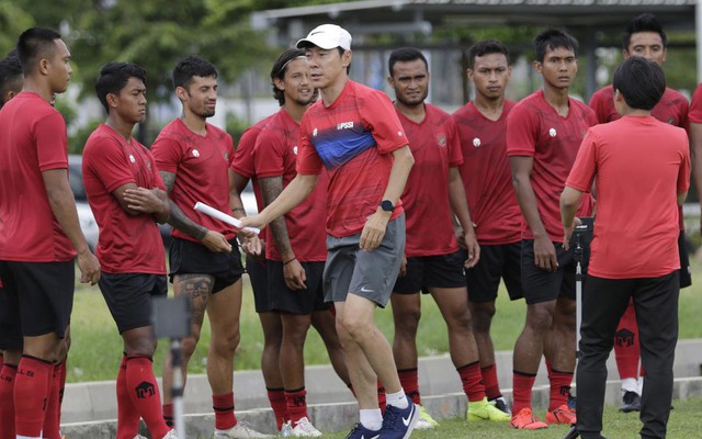 Bóng đá Indonesia lo lắng về án phạt, HLV Shin Tae-yong gặp khó trước AFF Cup?