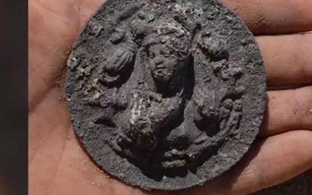Phát hiện huy chương bạc khắc họa nữ thần Hy Lạp trong mộ cổ 2.100 năm