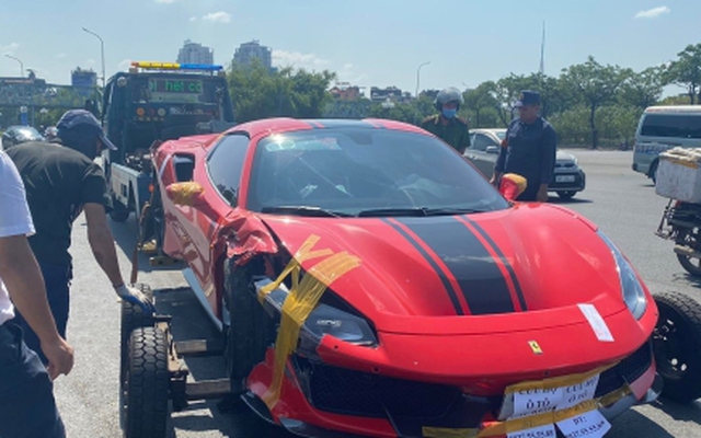 Lấy mẫu vân tay xác định người lái siêu xe Ferrari 488 gây tai nạn chết người