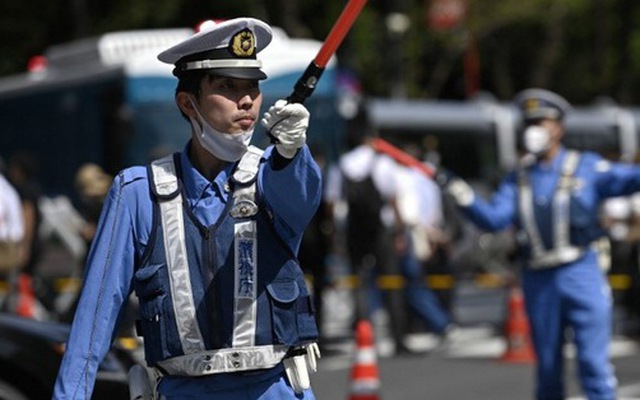 Trực thăng, cảnh sát Nhật được huy động khám xét chiếc cặp nghi có bom, phát hiện... sex toy
