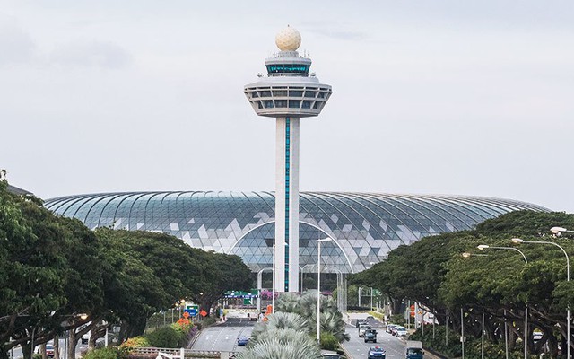 Trong 8 tháng năm 2022, sân bay Singapore đón 16,5 triệu khách, Tân Sơn Nhất đón 22 triệu
