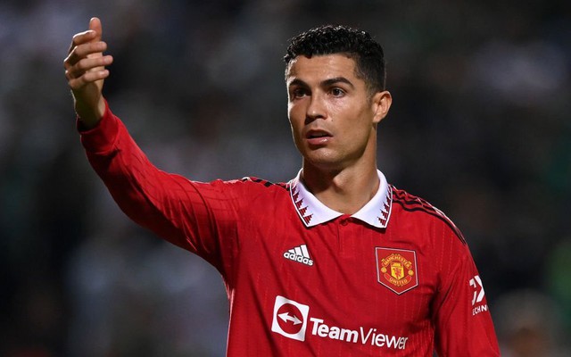 Man United nhọc nhằn thắng đội bóng vô danh, Ronaldo thở dài trong nỗi thất vọng