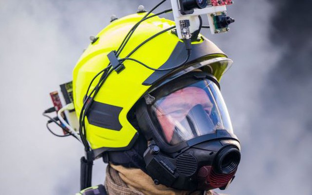 Mũ bảo hộ thông minh giúp lính cứu hỏa 'nhìn' xuyên khói tìm nạn nhân