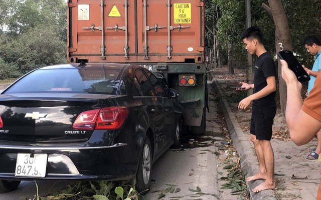 Đằng sau những Bức ảnh TNGT: Ngủ gật, tài xế Chevrolet Cruze chui tụt vào gầm công-ten-nơ