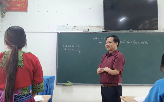 Video xúc động về tình cảm học trò dành cho người thầy bị dị tật đôi tay