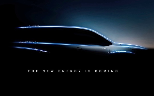 Toyota Innova 2023 khoe cửa sổ trời toàn cảnh như xe sang trước khi ra mắt tuần sau