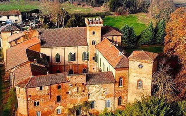 Ngạc nhiên cuộc sống "cổ tích" trong lâu đài 900 tuổi nước Ý: Có 45 phòng, gia đình mất 2 tiếng để gặp nhau