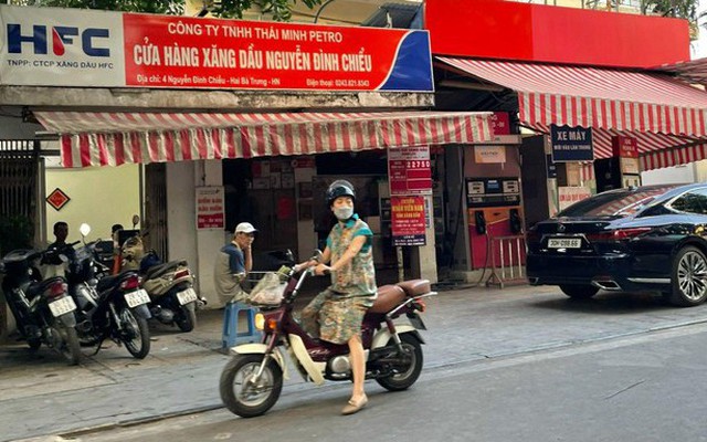 Người Hà Nội "khóc thét" vì cây xăng đóng cửa, uất ức mua 30.000 đồng/lít ở vỉa hè