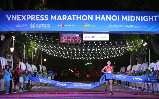 10.000 VĐV đã được trải nghiệm chạy marathon đêm Hà Nội 2022